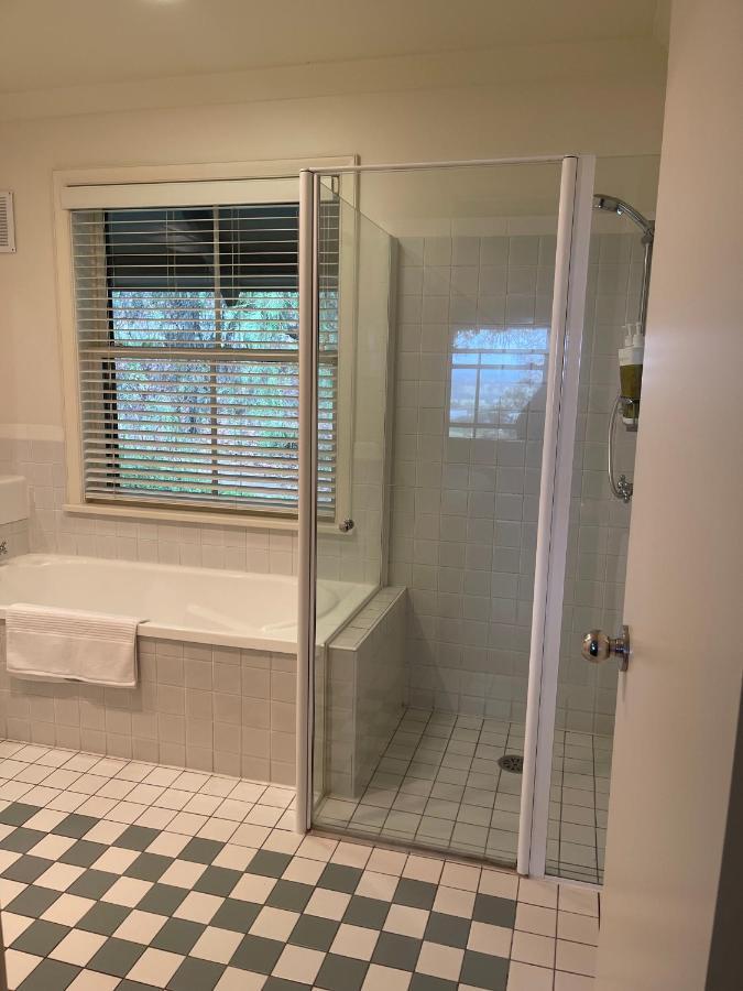 Villa Provincial - 2 Bedrooms Both With Ensuites -Situated In Cypress Lakes Resort 포콜빈 외부 사진